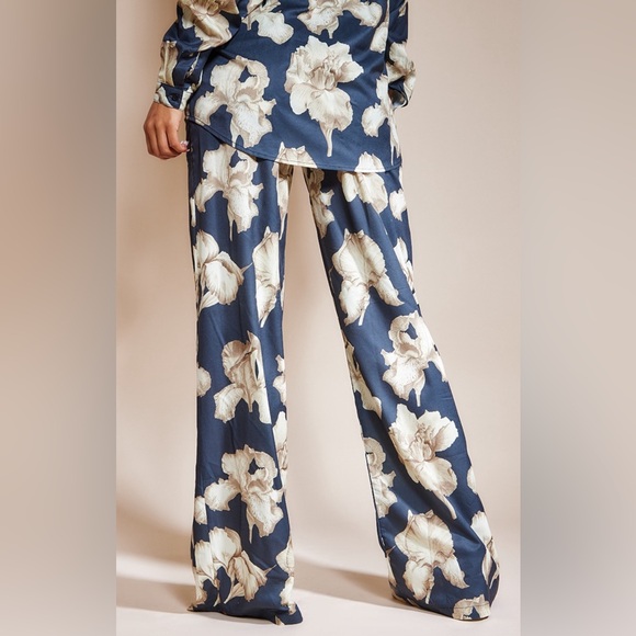 PrettyLittle Thing. NWT. Navy Floral Print Woven Wide Leg Pants - Picture 4 of 4